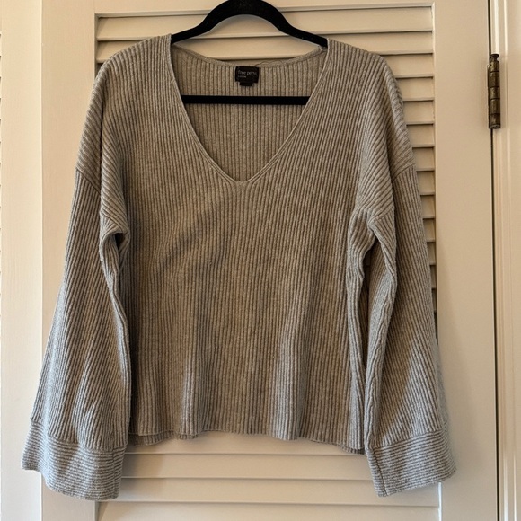✨ Free Press Heather Gray Ribbed Knit V-Neck Top – Size Small ✨ - Picture 1 of 3